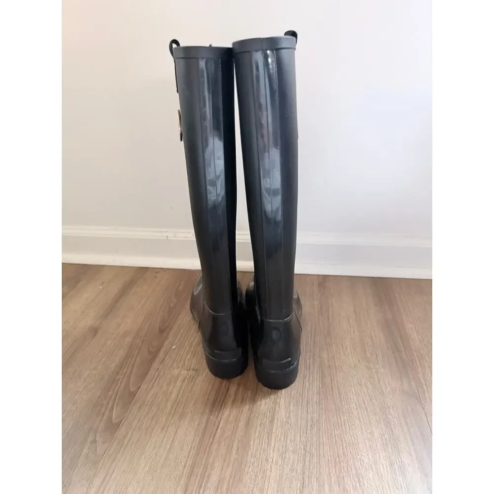 Tommy Hilfiger Women's Karissa Equestrian Glossy Metallic Logo Rain Boot-Size 10